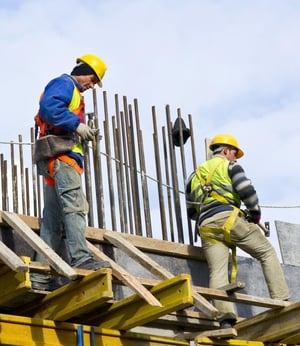 trabajadores-examinando-obra